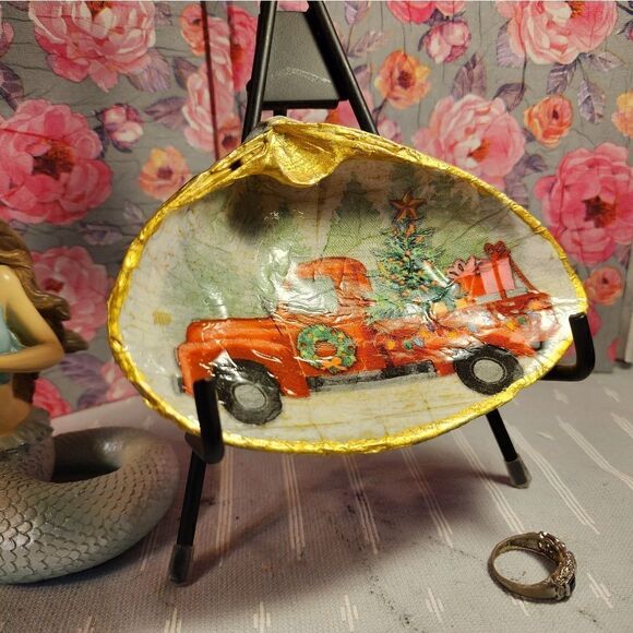 DECOUPAGE CLAM SHELL DECOUPAGE XMAS RED TRUCK 🚚 ON A CLAM SHELL TRINKET DISH - Picture 2 of 11